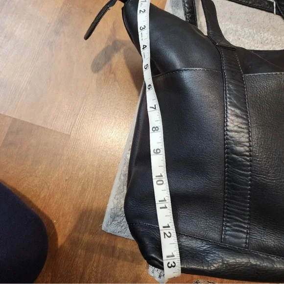 EUC Wilsons Leather Black Shoulder Bag - Picture 2 of 14